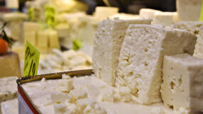 Търговска верига спира продажбите на определена марка българско сирене 