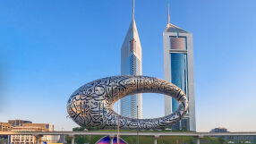 Дубай привлича туристи и с по-евтин алкохол