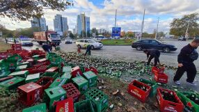 Камион изсипа бутилки от бира и образува тапа в Пловдив (СНИМКИ)