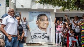След 12 дни в плен: Освободиха и бащата на Луис Диас