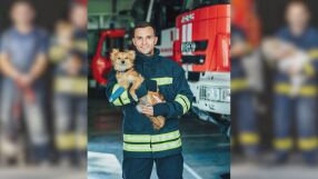 Пожарникари заснеха фотосесия със спасени животни