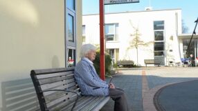 Фалшиви автобусни спирки за хора с Алцхаймер? Ново решение спасява пациентите от изгубване