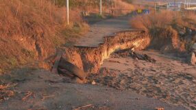 Ураганен вятър в Бургас: Морето изхвърля 50-килограмови късове, вълните свличат части от велоалея