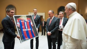 Папа Франциск получи фланелка на Байерн (Мюнхен) 
