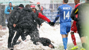 Уцелиха Стойчо Младенов със снежна топка по главата