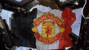 Знаме на Манчестър Юнайтед се развя в космоса