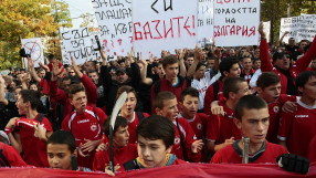 Хиляди фенове на ЦСКА протестираха пред парламента (ВИДЕО)