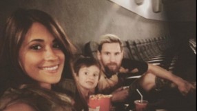Лионел Меси на кино със семейството, докато Аржентина играе 