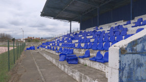 Вандали чупиха седалки на стадиона в Елин Пелин (ВИДЕО)
