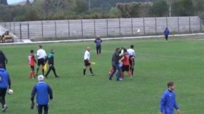 Футболисти и фенове налитат на бой на съдията след мач в Трета лига (ВИДЕО)