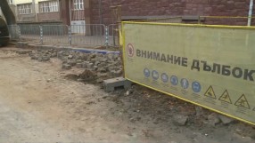 Безкраен ремонт: Прах и разкопана улица на входа на столично училище