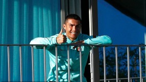 Изолираният Роналдо гледа от балкона тренировката на Португалия