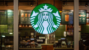 Работници съдят Starbucks, мениджърът им твърди, че е нападнат и отвлечен