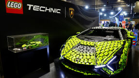 Представиха Lamborghini в оригинален размер, направено от части на Lego (ВИДЕО)