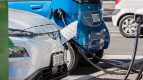 Цената на лития падна, електрическите коли обаче остават скъпи
