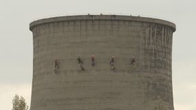 Активисти на „Грийнпийс“ се изкачиха върху 50-метрова кула на ТЕЦ „Марица 3“ 
