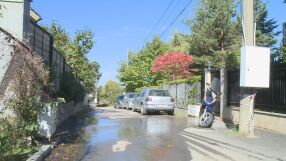 Река вместо улица: Защо вече две седмици имотите на хората в 
