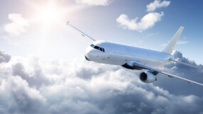 Как да пътуваме евтино из света със самолет