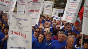 Икономическият министър: Работниците от „Емко” да протестират срещу шефа си