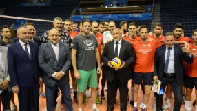 Бойко Борисов към волейболистите: Децата ви гледат!