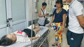Репортерка получи тежки изгаряния по време на виетнамско дерби (ВИДЕО)