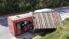 Автобус с пътници се вряза в спирка на градския транспорт в Смолян
