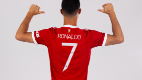 Със скоростта на светлината: Продадоха фланелки на Роналдо за 38 млн. евро (ВИДЕО)