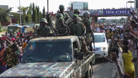 Военен преврат отложи мач, евакуират футболисти (ВИДЕО)