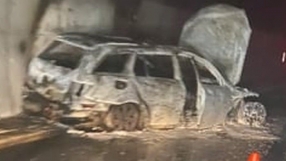 Босненски фенове запалиха автомобила на съдиите от дербито с факли