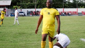 На 60, издирван от Интерпол, вицепрезидент на Суринам и с минути в Шампионската лига