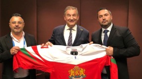 Хокейната федерация ще си сътрудничи с Русия, подари екип на Путин