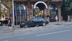 Шофьор се блъсна в автомобили на посолството ни в Скопие, след това избяга (СНИМКИ)