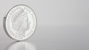 Как се променя лика на кралицата върху монетите за 70 години?