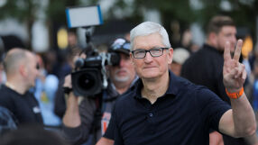 Apple намали заплата на Тим Кук с 40%
