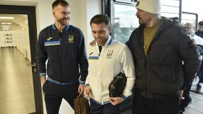 Олександър Усик надъхва украинските футболисти