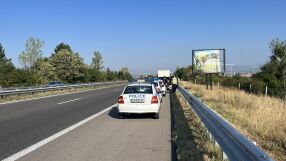 Откриха 86 мигранти в камион край София