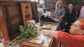 На Малка Богородица: Плащаницата на Св. Петка Търновска е изложена за поклонение