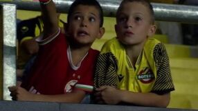 Магията на футбола: Две деца просълзиха България (ВИДЕО)