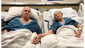 „Тя не искаше да го пусне“: Заедно са от 69 години и прекарват последните мигове, държейки се за ръце