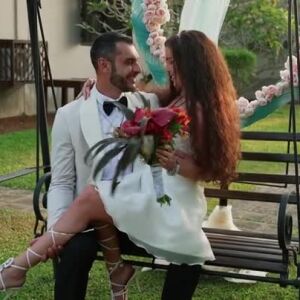 Снимка: Мартина: Между нас има химия. Тя си личи в очите му, в начина, по който ме докосва