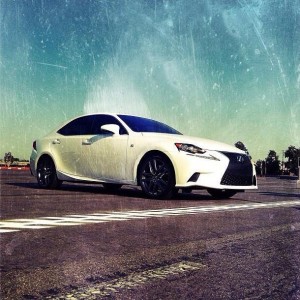Снимка: Lexus IS на бърза скорост с Instagram