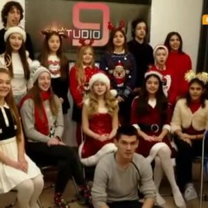 Снимка: Христина Ралева учи и вдъхновява деца да пеят