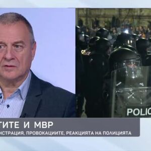 Снимка: Протестите и МВР - мирната демонстрация, провокациите, реакцията на полицията