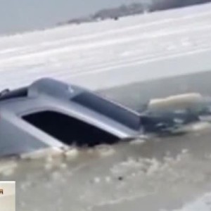 Снимка: Кола потъна в замръзнал воден резервоар пред очите на рибари