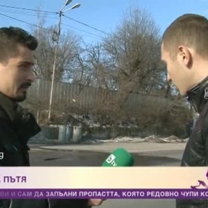 Снимка: "Направи си сам" - столичанин собственоръчно запълни дупка на пътя