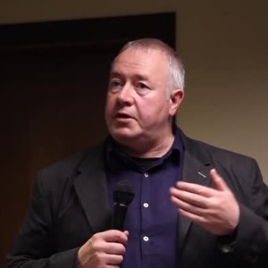 Снимка: Секунди за култура.BG: Харалан Александров се чеше по тила