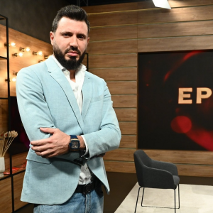 Снимка: Елвиса влиза в студиото на „Преди обед“ като водещ на „Ергенът с Мартин и компания“