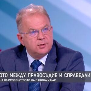 Снимка: На крачка от редовна власт