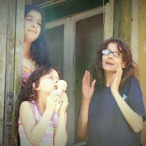 Снимка: Майка и две деца тънат в мизерия в полуразрушена къща