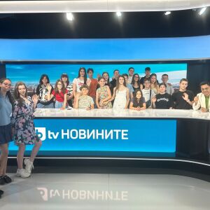 Снимка: Журналисти на bTV обучават ученици как да разпознават фалшиви новини и да създават...
